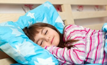 أخصائية: عودوا أبناءكم على النوم المبكر هذا الأسبوع