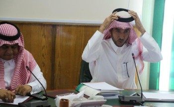 بالصور.. مسؤول يرفع عقاله تقديرا لجهود قيادات إدارة تعليم عسير