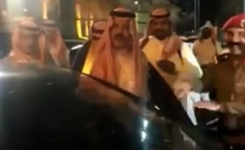 شاهد.. ماذا قال أمير حائل لصحفي كان يصوره أثناء ركوبه لسيارته