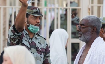 فيديو.. امرأة توزع عبارات شكر على رجال الأمن العاملين في ساحات المسجد الحرام