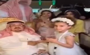 أمير الرياض يحقق حلم طفلة ويهديها “آيفون” (فيديو)