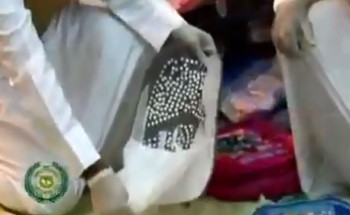 شاهد.. ضبط 21 ألف حبة مخدرة خبئت بإحكام داخل حقائب مدرسية