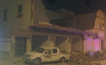 انهيار واجهة مبنى سكني بالقريات.. و”الدفاع المدني” يخلي السكان