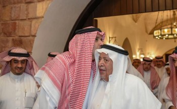 لماذا قبَّل أمير المدينة المنورة رأس وكيل الإمارة السابق سعد السديري؟ (فيديو وصور)