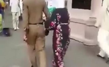 شاهد.. رجل أمن يُلبس حذاءه لمسنة تائهة قرب المسجد الحرام ويسير حافياً لإيصالها إلى وجهتها