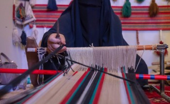 سوق مهرجان الصقور .. “حرف يدوية ومعروضات شعبية”