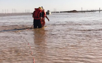 القصيم.. إنقاذ عاملين احتجزتهما السيول داخل مركبة في «رياض الخبراء» (صور)