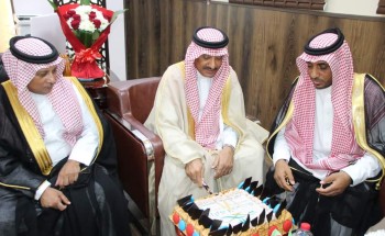 محافظ صامطة زعلة يعايد المرضى المنومين بمستشفى صامطة العام