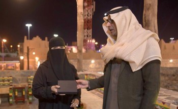 اللجنة الإعلامية لقرية الباحة تكرم سهى الزهراني ويمنحها جائزة التميز