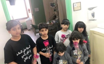 بالصور… معلمة بالجوف تحتفي بطالبتها بالمدرسة بعد تبرع والدها بكليته لأخيه