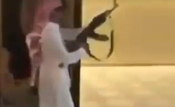 فيديو صادم.. “متهور” يطلق النار عشوائياً من “سلاح رشاش” أمام قاعة أفراح بالمملكة