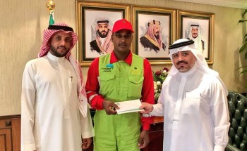 وكيل أمانة مكة يمنح مكافأة “مجزية” لعامل نظافة أدى مهام عمله بتفانٍ أثناء هطول الأمطار