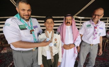 على هامش مهرجان التعليم للتربية الكشفية .. الكشاف الرويلي يكرم قائده الشمري