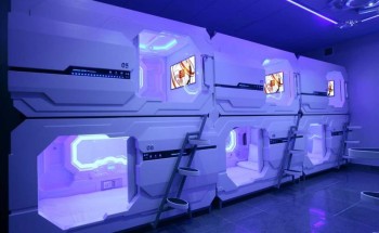 بالصور.. مطار الملك فهد يوفر مقصورات للنوم وكراسي للاسترخاء للمسافرين