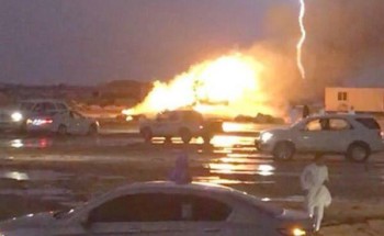 بالفيديو والصور.. صاعقة تتسبب في احتراق شاحنة أعلاف بالطائف