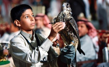 طفل يخطف أنظار زوار معرض “الصيد والصقور” بالرياض