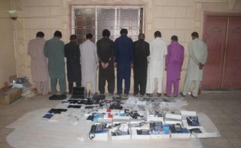 “شرطة نجران” تطيح بـ 10 باكستانيين مارسوا الاحتيال منتحلين صفة “موظفي بنوك”