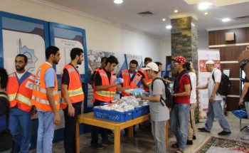 هيئة الهلال الأحمر السعودي بالأحساء يقدمون ماعون البركة لشهداء الواجب