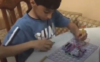 شاهد.. طفل سعودي مصاب بالتوحّد يتفوّق في تصنيع الروبوتات