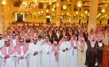 أمير منطقة الرياض يؤدي صلاة الميت على الأمير فيصل بن فهد بن مشاري بن جلوي آل سعود – رحمه الله –