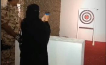 شاهد.. تدريب النساء والأطفال على الرماية خلال مهرجان الورد والفواكه بتبوك