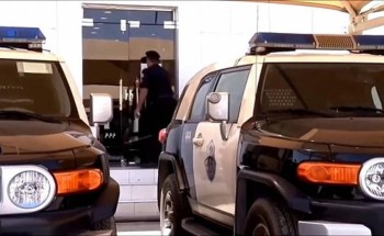 شرطة الرياض توقع بـ3 وافدين حاولوا سلب شخص أثناء خروجه من أحد البنوك تحت تهديد السلاح