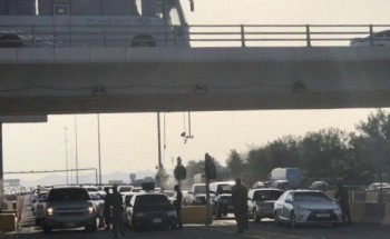 أمن الطرق بمكة يشتبه في شابين داخل سيارة مظللة .. وعند تفتيشها كانت المفاجأة ! – صورة