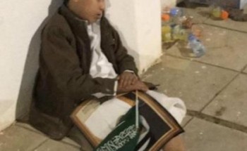 بالصور.. أمير الجوف يستقبل الطفل “يزن” الذي غلبه النوم أثناء انتظار موكب الملك في سكاكا