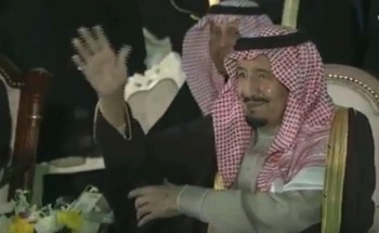 شاهد.. الملك سلمان يتفاعل مع أداء أهالي تبوك لرقصة “العرضة”