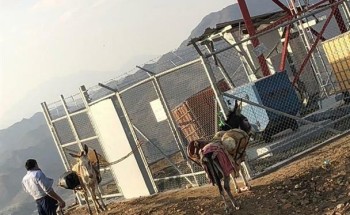 شاهد.. انقطاع الطرق يضطر متعهد إيصال الوقود لأبراج الاتصالات في شرق الليث لاستخدام “الحمير”