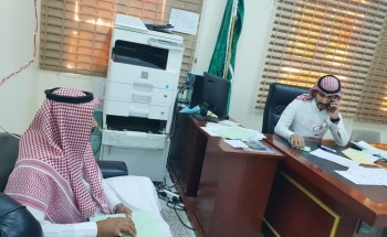 مشرف الخدمات الطلابية بمكتب التعليم بالريث أ.يحي المشيفي يزور مجمع آل مشحنة ويناقش سير العمل في برامج خدمات الطلاب