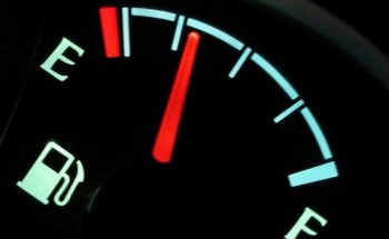 “المرور” يوضح حقيقة احتساب مخالفة في حال نقص البنزين في خزان المركبة عن الربع