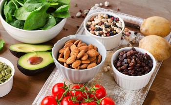 13 نوعاً من الفيتامينات يحتاجها الجسم.. إليك 10 علامات تدل على نقصانها