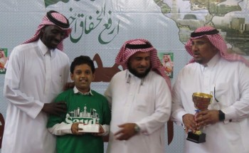 مدير الاشراف التربوي بتعليم صبيا يشارك طفل رسمة للعلم السعودي ويقدم له جائزة