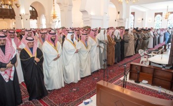 أمير منطقة الرياض يؤدي صلاة الميت على سعود الهلال