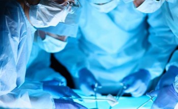 فريق طبي يتمكن من ترميم أصابع جندي أصابه لغم بالحد الجنوبي