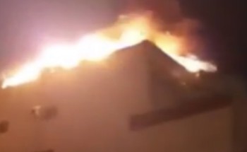 صاعقة رعدية تضـرب عمارة سكنية بجدة.. وتشعل النيران في بيت شعر على سطحها (فيديو)