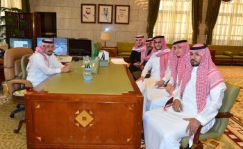 أمير الرياض يستقبل وفد من طلاب مدارس الملك الفيصل