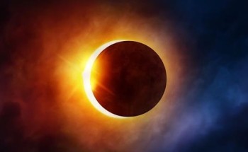 هل تشرع صلاة خسوف القمر وقت الفجر؟.. “السلمي” و”الخثلان” يجيبان