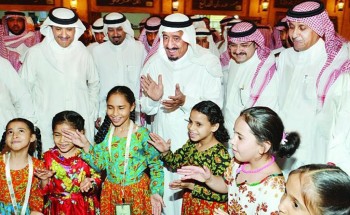 سلطان بن سلمان يقتني لوحة فنية دعما لـ “جدة التاريخية”