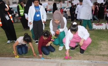 أطفال يزرعون 90 شتلة زهور صدقة جارية عن متوفي السرطان