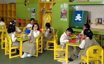 مختصون وأولياء أمور يرحبون بتجربة دمج رياض الأطفال والصفوف الأولية ويطالبون بتعميمها