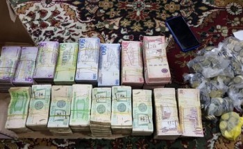 نصف مليون ريال داخل “كرتونة” وأكياس عملات معدنية بحوزة وافد في جدة (صور)