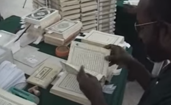 مركز خيري يرمم المصاحف ويصدّرها مجاناً لجميع أنحاء العالم (فيديو)