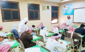 بحضور مدير مكتب التعليم بالريث طلاب الصف الثاني والثالث الثانوي بمجمع آل مشحنة التعليمي يؤدون اختبارات القدرات التشخيصي