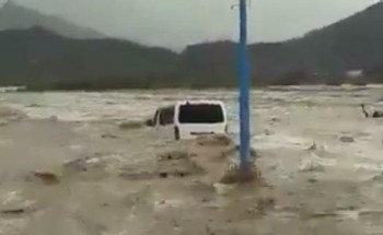 المواطن الذي جرفته السيول مع أسرته داخل باص بوادي جدم يروي التفاصيل.. ويكشف مصير سيارته