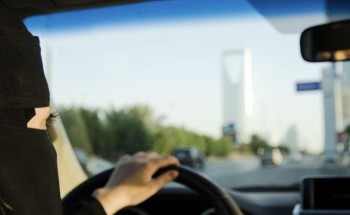 الكشف عن الغرامة المقررة في حال انشغال النساء بوضع المساحيق أثناء القيادة!