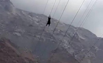 “مشروع بساط الريح” يصدر بيانا حول فيديو الفتاة المعلقة في تلفريك الطائف