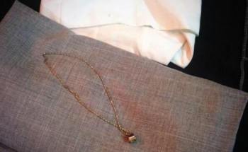 ما زالت تحتفظ بزيّها المدرسي منذ 29 عاماً.. سيدة تحكي ذكرياتها مع التعليم