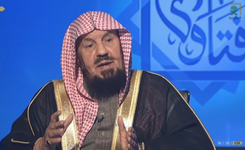 المنيع: ارتداء عدسات ملونة على العين للتجميل غير جائر لثلاثة أسباب (فيديو)